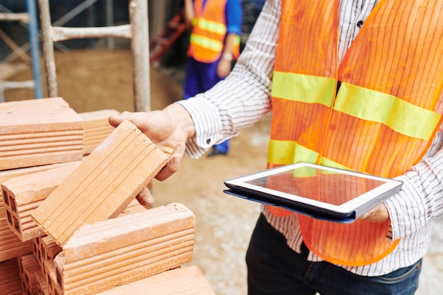 Cum influențează materialele de construcție durata de viață a unei hale Cum influențează materialele de construcție durata de viață a unei hale
