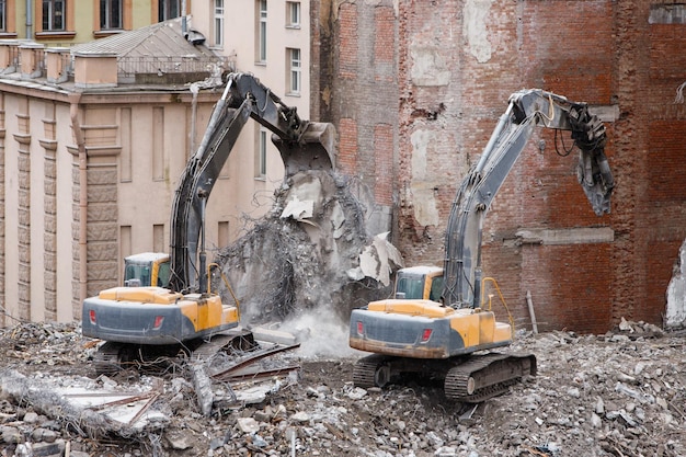 Diferențele dintre demolarea mecanizată și cea manuală: avantaje și dezavantaje Diferențele dintre demolarea mecanizată și cea manuală: avantaje și dezavantaje