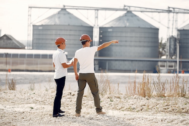 Norme și reglementări esențiale în construcția halelor industriale și agricole Norme și reglementări esențiale în construcția halelor industriale și agricole