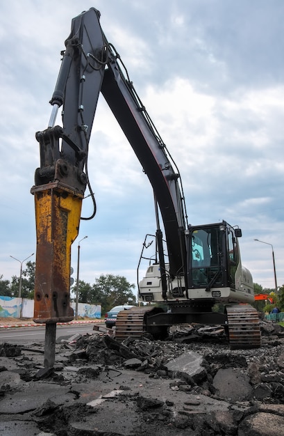 Echipamente și utilaje esențiale pentru o demolare eficientă Echipamente și utilaje esențiale pentru o demolare eficientă