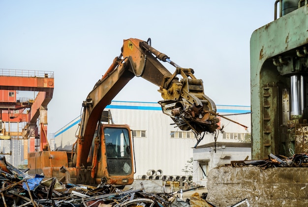 Cum se face o demolare controlată pentru a minimiza riscurile și impactul asupra mediului Cum se face o demolare controlată pentru a minimiza riscurile și impactul asupra mediului