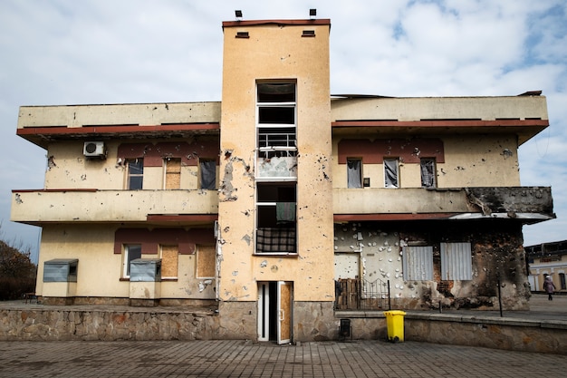 Demolarea parțială vs. demolarea totală: când și cum se aplică fiecare metodă Demolarea parțială vs. demolarea totală: când și cum se aplică fiecare metodă